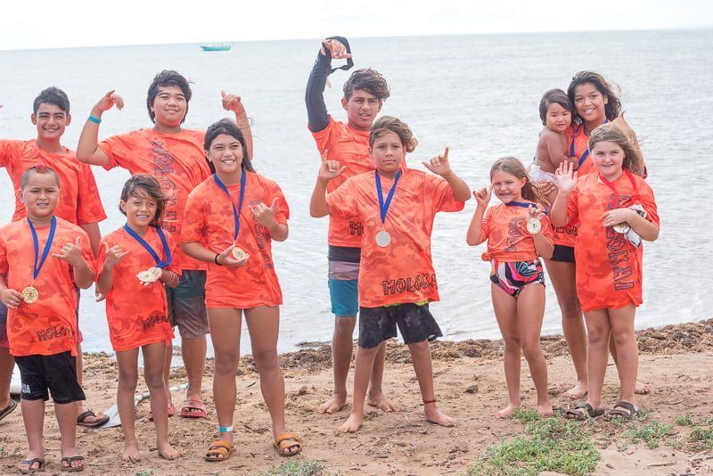 Keiki throw shakas and show off their medals